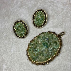 Vintage gold tone & crushed aventurine quartz pendant & earrings set